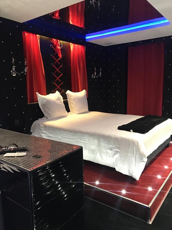 Le Cabaret Vip Spa Лион Екстериор снимка