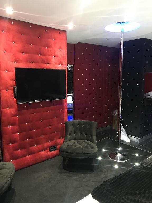Le Cabaret Vip Spa Лион Екстериор снимка
