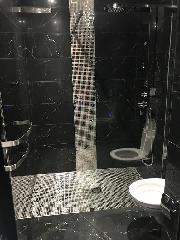 Le Cabaret Vip Spa Лион Екстериор снимка