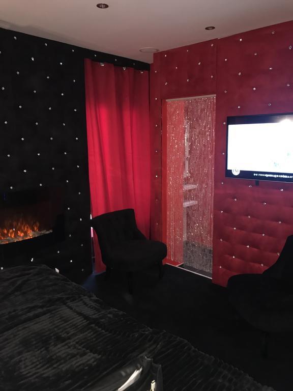 Le Cabaret Vip Spa Лион Екстериор снимка