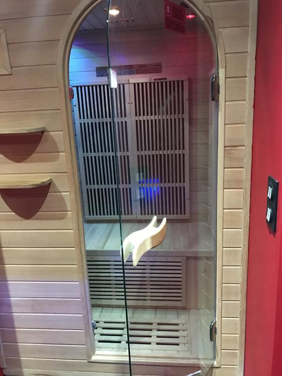 Le Cabaret Vip Spa Лион Екстериор снимка
