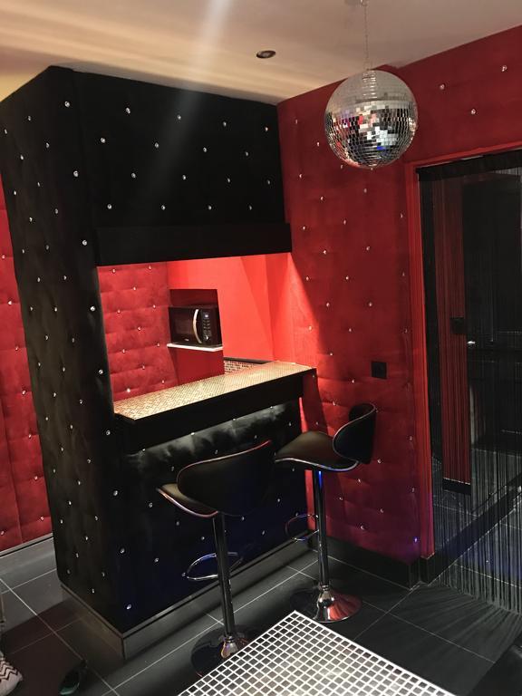 Le Cabaret Vip Spa Лион Екстериор снимка